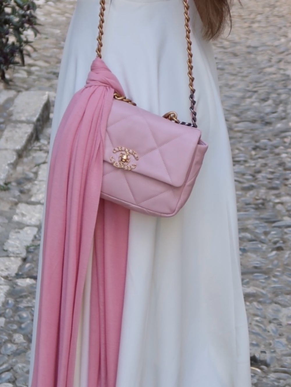 CHANEL Pink Quilted Leather Shoulder Bag with Gold Hardware - Picture 2 of 2